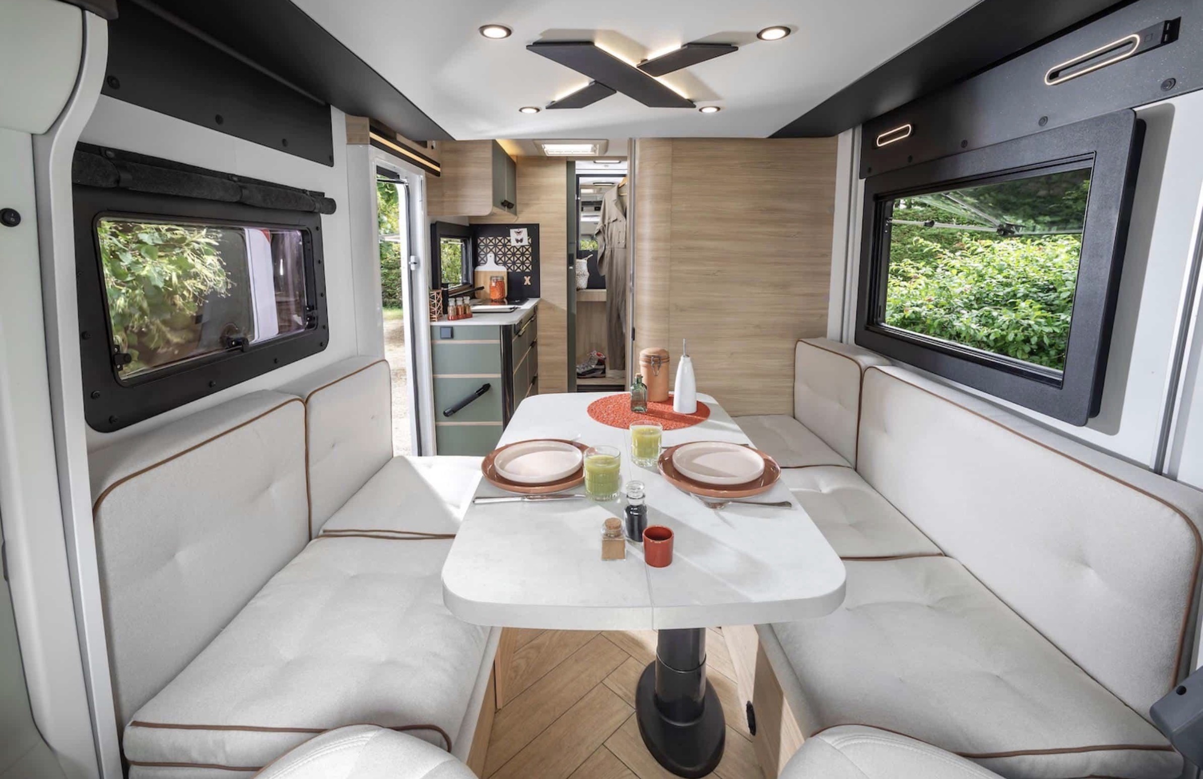 Salón comedor interior de la Challenger X250 con mesa puesta